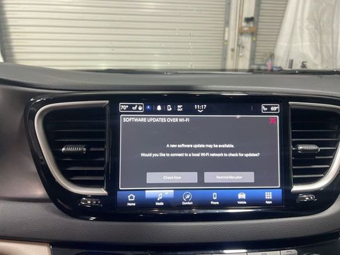 Used 2024 Chrysler Pacifica Touring-L image 28