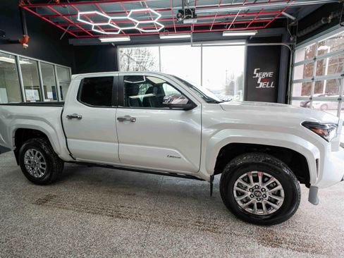 Used 2025 Toyota Tacoma Limited image 5