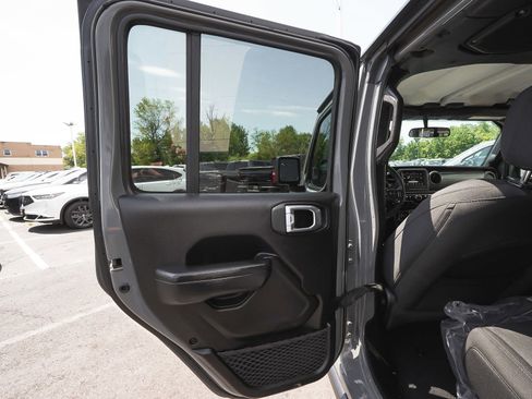 Used 2023 Jeep Gladiator Sport AWD/4WD image 10