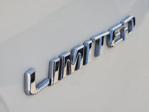 Used 2019 Toyota C-HR Limited image 7