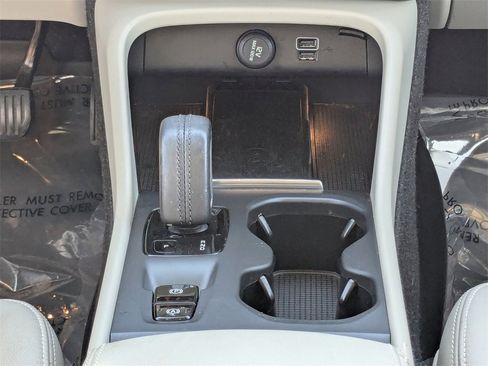 Used 2019 Volvo XC40 T5 Momentum image 17