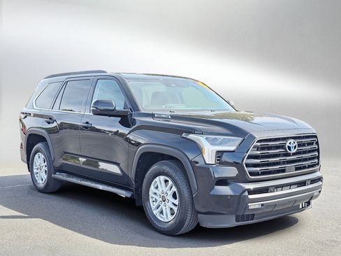 Used 2023 Toyota Sequoia SR5 w/ SR5 Premium Package AWD/4WD image 37