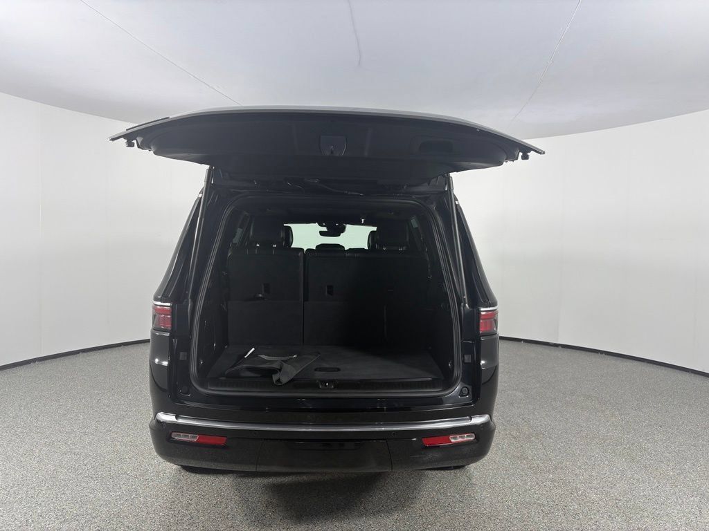 Used 2023 Jeep Wagoneer 4WD w/ Premium Group I image 19