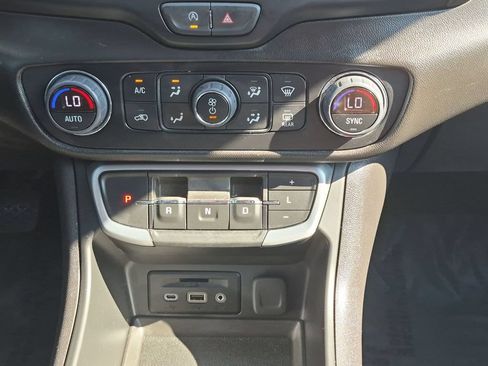 Used 2024 GMC Terrain SLT AWD/4WD image 25