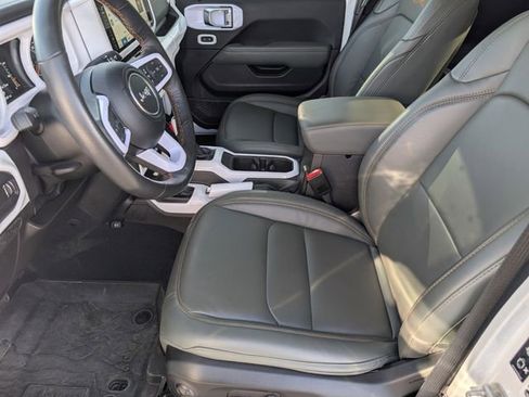 Used 2025 Jeep Gladiator Mojave image 14