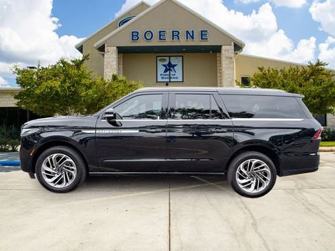 Used 2025 Lincoln Navigator L Reserve AWD/4WD image 2