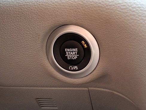 Used 2024 Chrysler Pacifica Limited FWD image 24