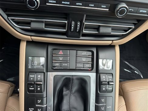 Used 2020 Porsche Macan image 38