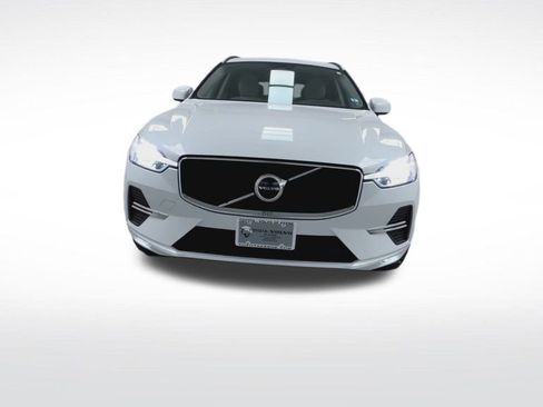 Used 2022 Volvo XC60 B5 Momentum image 4