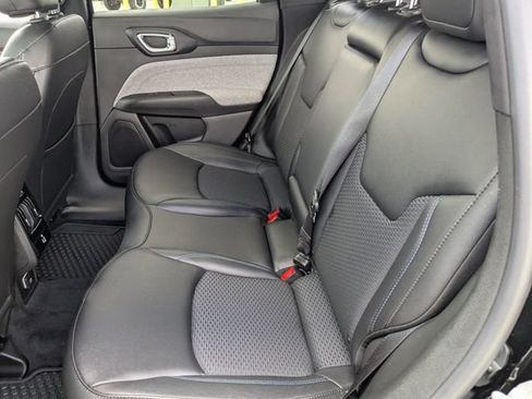Used 2025 Jeep Compass Latitude w/ Convenience Group AWD/4WD image 11