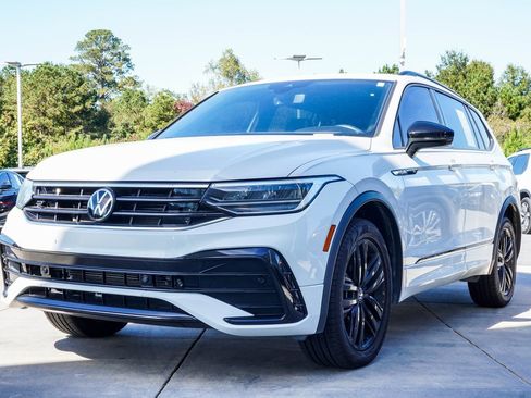 Used 2022 Volkswagen Tiguan SE R-Line image 4