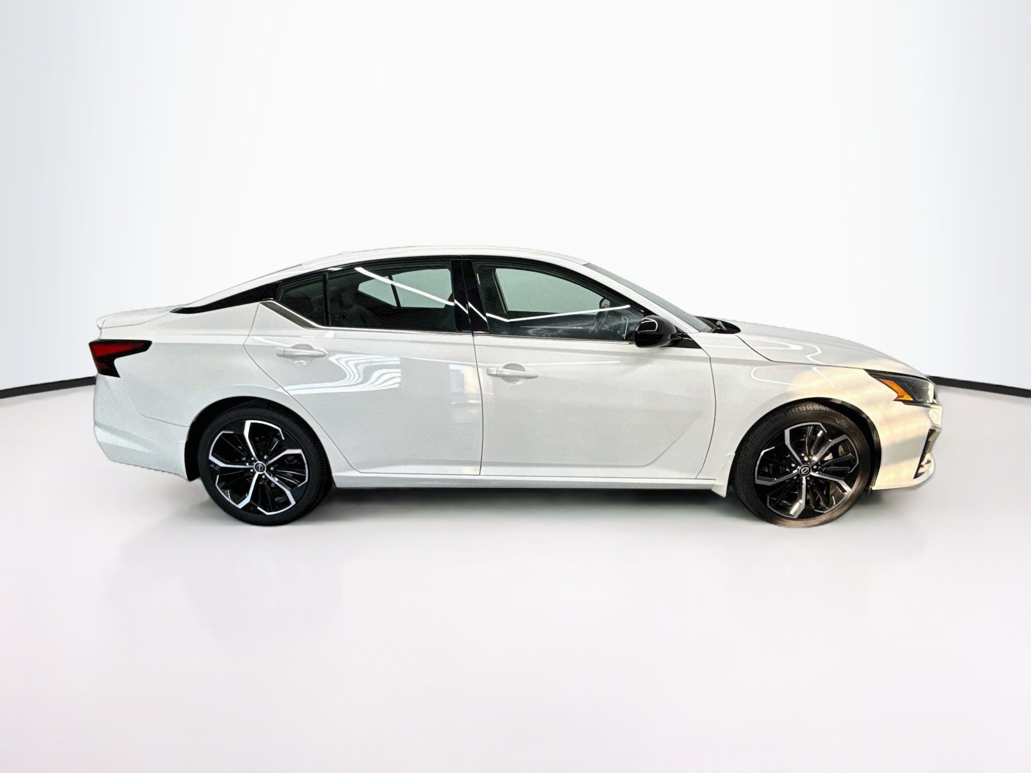 Used 2023 Nissan Altima 2.5 SR FWD image 10