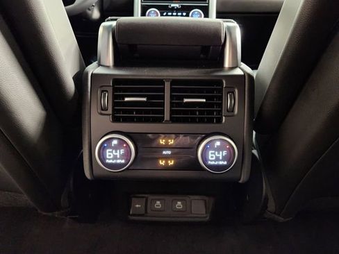 Used 2025 Land Rover Discovery Dynamic SE image 28