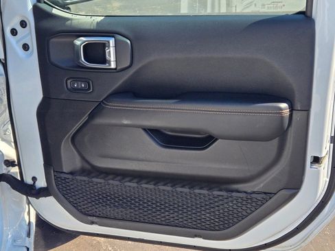 Used 2025 Jeep Wrangler Sahara image 6