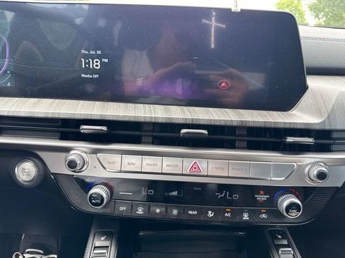 Used 2024 Kia Telluride EX w/ EX Captain's Chair Package FWD image 11