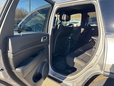 Used 2018 Jeep Grand Cherokee Laredo image 18