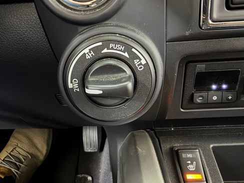 Used 2024 Nissan Titan SV w/ SV Convenience Package AWD/4WD image 28