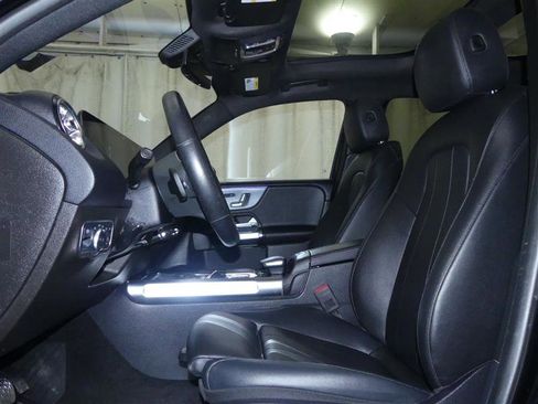 Used 2020 Mercedes-Benz GLB 250 4MATIC w/ Premium Package image 23