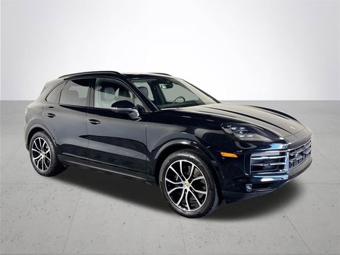 Used 2024 Porsche Cayenne w/ Premium Package Plus (PFM) image 4