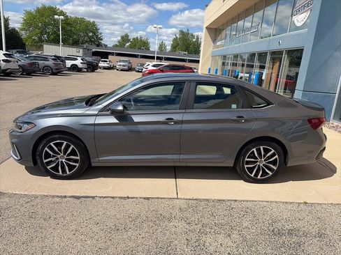 Used 2025 Volkswagen Jetta SE FWD image 6