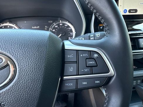 Used 2025 Toyota Highlander XLE FWD image 26