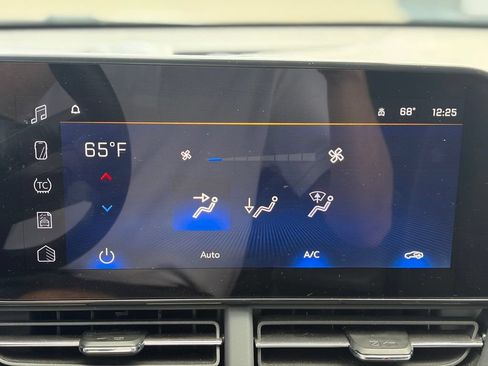 Used 2025 Chevrolet Trax LT w/ LT Convenience Package FWD image 33