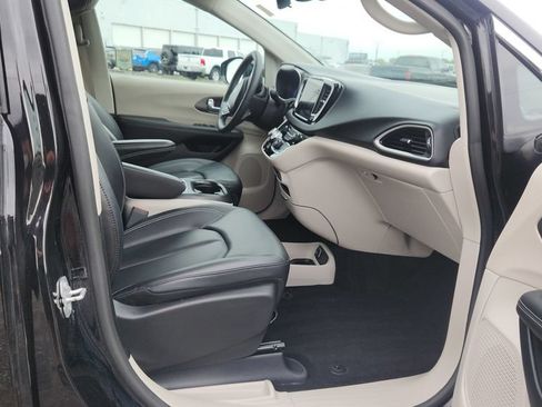 Used 2024 Chrysler Pacifica Touring-L FWD image 11