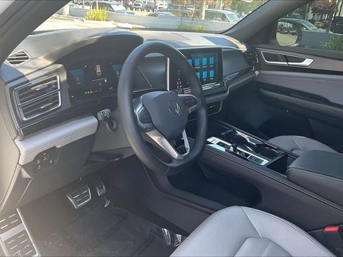 Used 2025 Volkswagen Atlas Cross Sport SEL R-Line AWD/4WD image 17