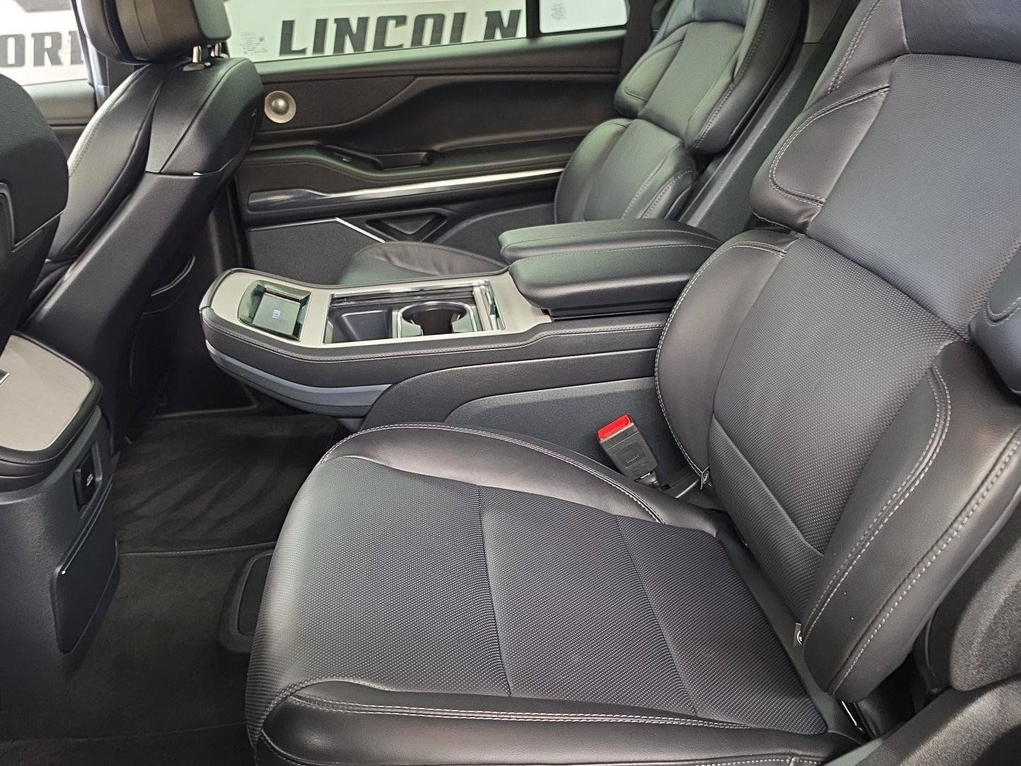 Certified 2025 Lincoln Navigator Reserve w/ Jet Appearance Package AWD/4WD image 7