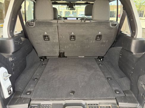 Used 2025 Jeep Wrangler Unlimited Sahara AWD/4WD image 31