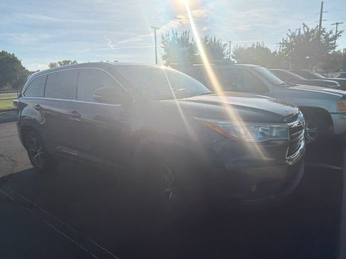 Used 2015 Toyota Highlander Plus FWD image 3