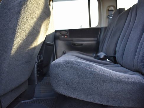 Used 2004 Dodge Dakota Sport w/ Deluxe Convenience Group image 8