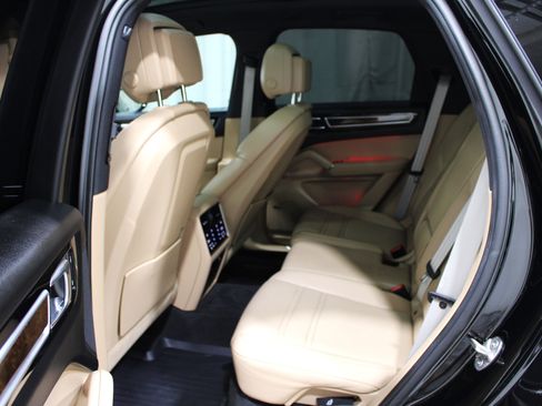 Used 2023 Porsche Cayenne Platinum Edition AWD/4WD image 20