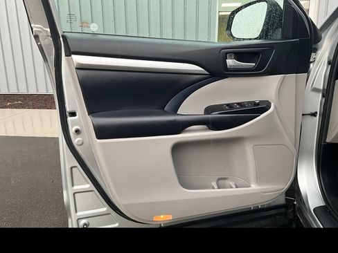 Used 2019 Toyota Highlander XLE AWD/4WD image 24
