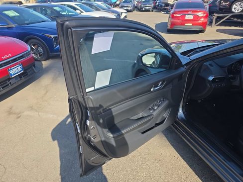 Used 2025 Nissan Altima 2.5 SV FWD image 10
