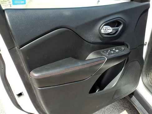 Used 2019 Jeep Cherokee Trailhawk w/ Comfort & Convenience Group AWD/4WD image 12