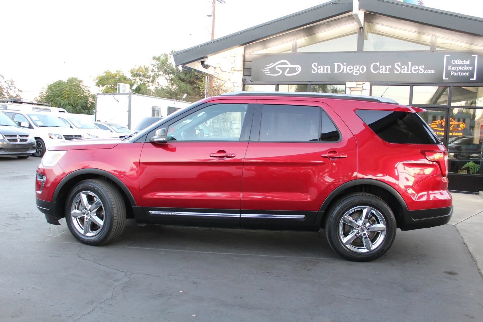 Used 2018 Ford Explorer XLT w/ Equipment Group 202A FWD image 2