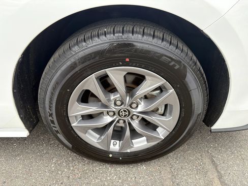 Used 2024 Toyota Sienna LE w/ LE Plus Package AWD/4WD image 18