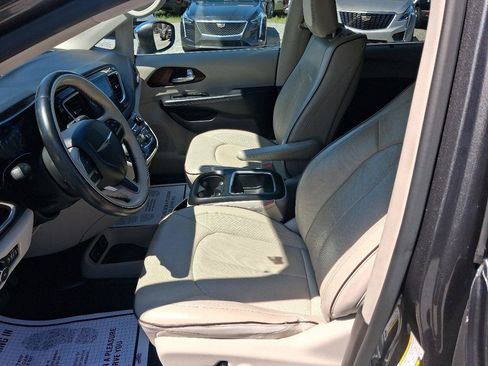 Used 2017 Chrysler Pacifica Limited w/ UConnect Theater Package FWD image 16