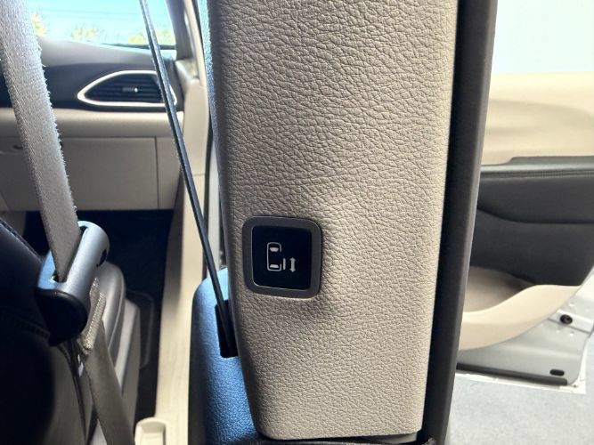 Used 2024 Chrysler Pacifica Touring-L FWD image 33
