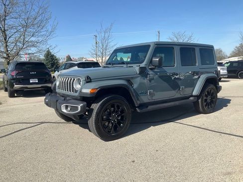 Used 2025 Jeep Wrangler Unlimited Sahara AWD/4WD image 3