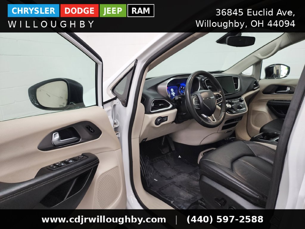 Used 2024 Chrysler Pacifica Touring-L FWD image 13