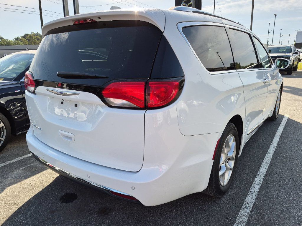 Used 2018 Chrysler Pacifica Touring-L Plus w/ Tire & Wheel Group FWD image 10