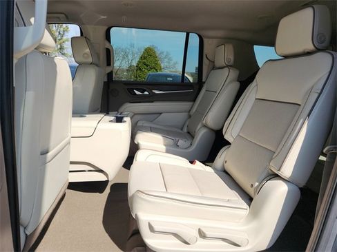 Used 2022 GMC Yukon XL Denali image 10