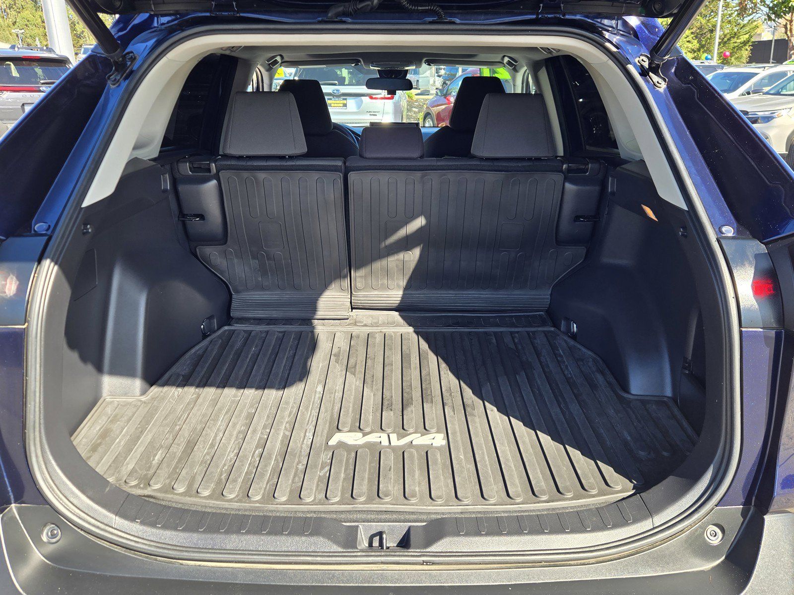 Used 2021 Toyota RAV4 XLE w/ Convenience Package FWD image 27