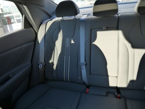 Used 2025 Hyundai Elantra SEL image 12