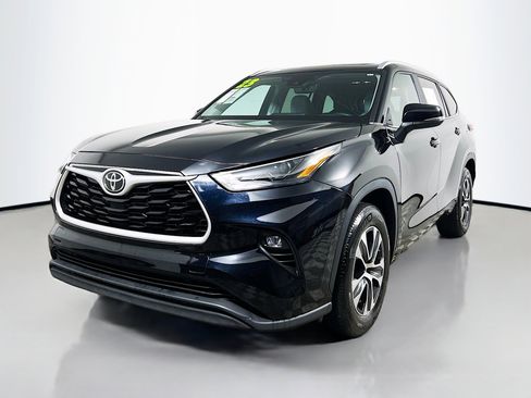 Used 2023 Toyota Highlander XLE image 10