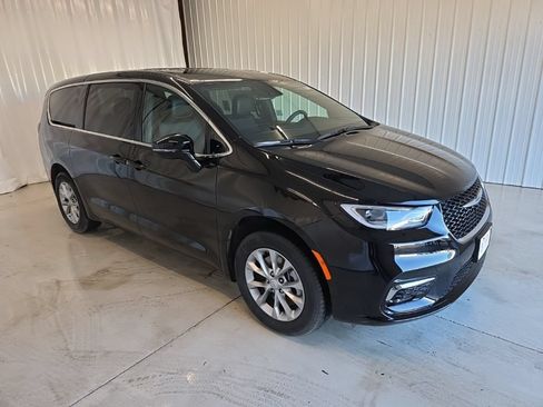 New 2026 Chrysler Pacifica Select AWD/4WD image 7