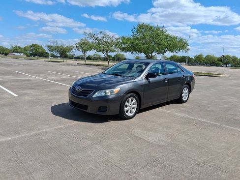 Used 2011 Toyota Camry LE image 2
