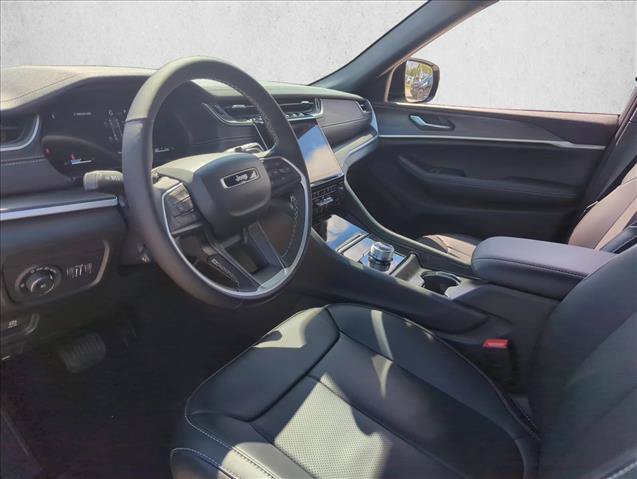 Used 2025 Jeep Grand Cherokee Limited w/ Luxury Tech Group II RWD image 3